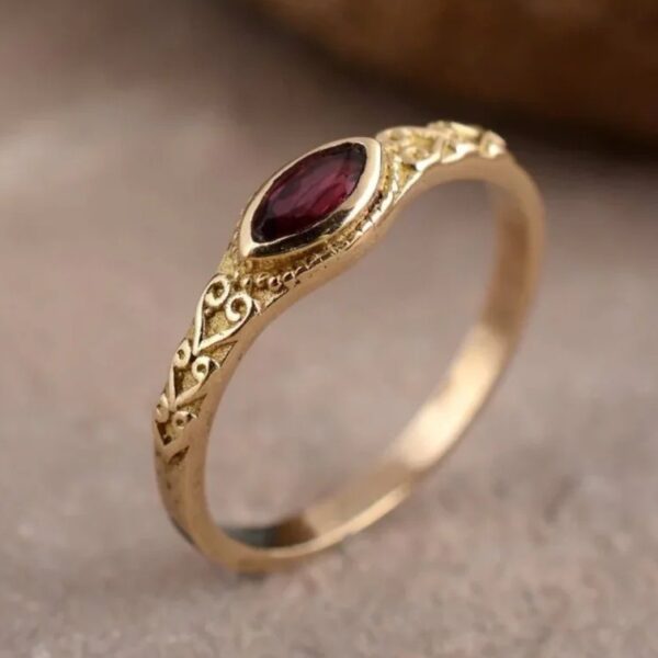 Fashion Ancient Gold Pattern Ruby Ring